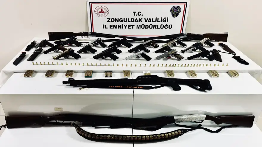 Yasadışı silah ticareti operasyonunda çok sayıda silah ele geçirildi..