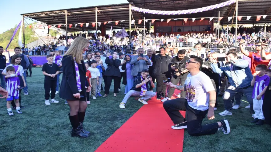 Ereğli Belediyespor oyuncusu Önel, sevdiği kıza evlilik teklifinde bulundu...