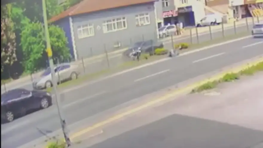 Refüjdeki tellere çarptı, yolda taklalar atarak durabildi...