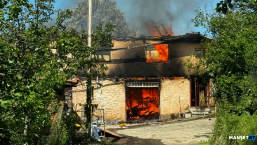 İki katlı ahşap bina kullanılmaz hale geldi