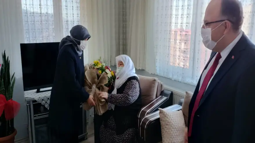 Vali Tutulmaz ve Fatma Tutulmaz, şehit annesini evinde ziyaret etti