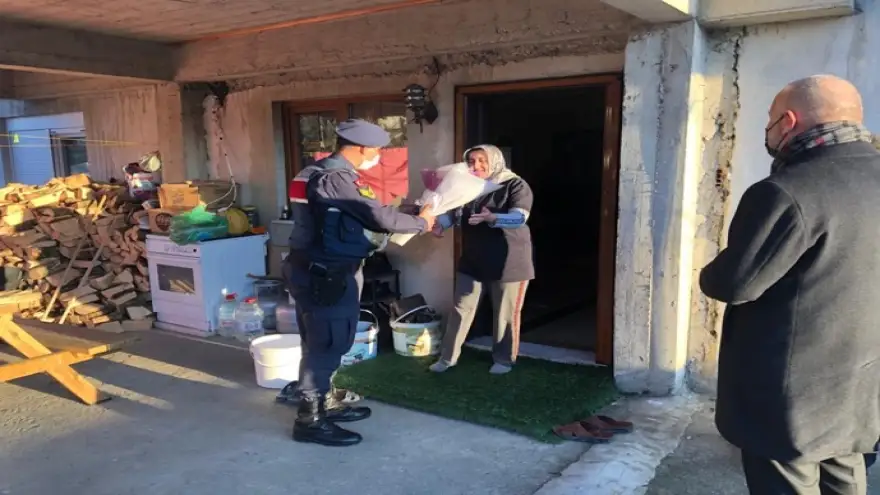 Jandarma, şehit annelerine çiçek taktim etti