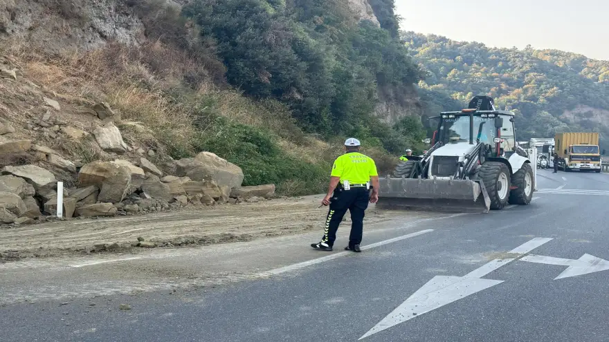 Yola Kaya parçaları düştü..