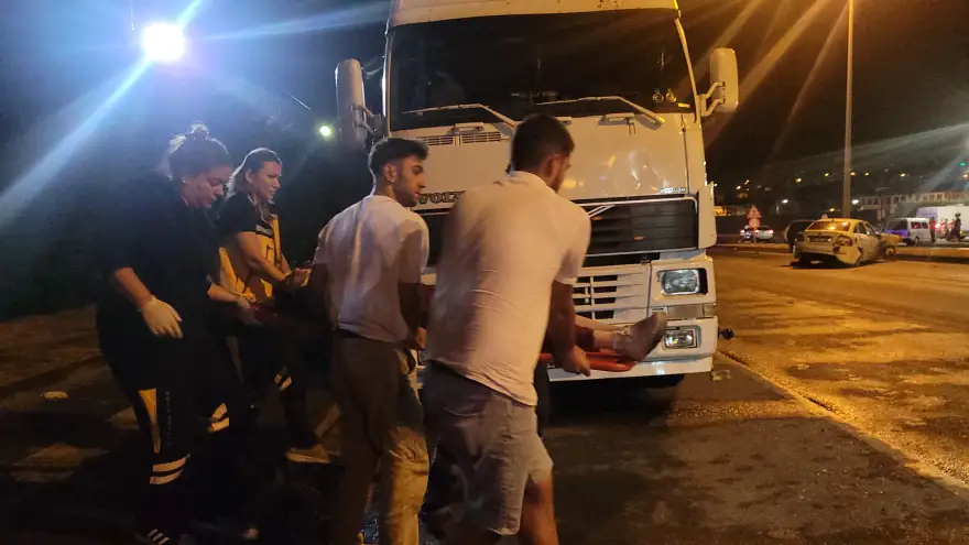Tır dorsesine çarptı, 3 Kişiden ikisi ağır yaralandı..