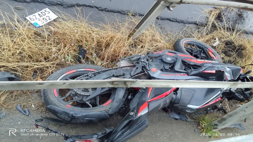 Motosiklet sürücüsü korkuluklara çarparak devrildi..
