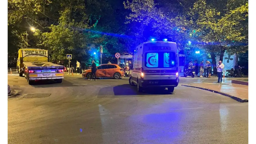 Kavşakta çarpıştılar, sürücü hastanelik oldu
