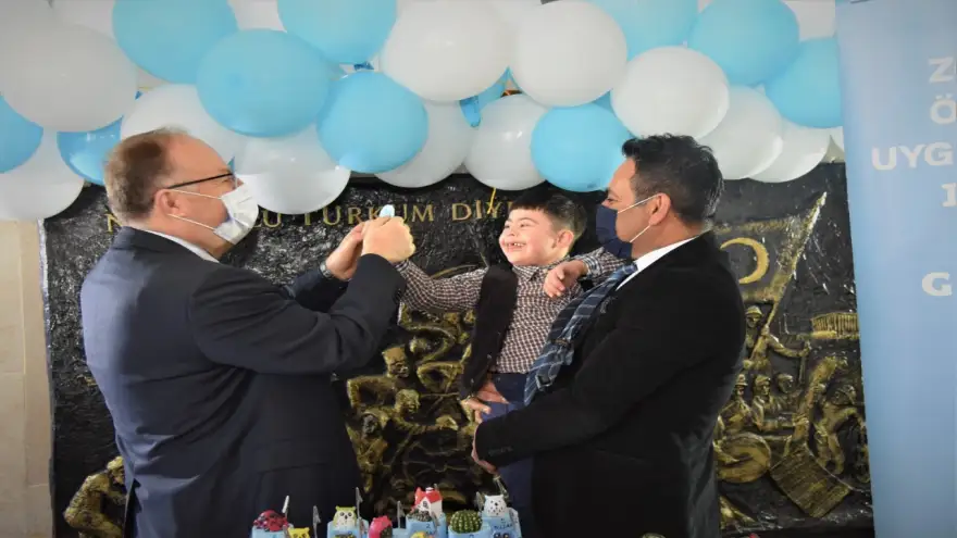 Otizimli öğrenciler Vali Tutulmaz' ziyaret etti