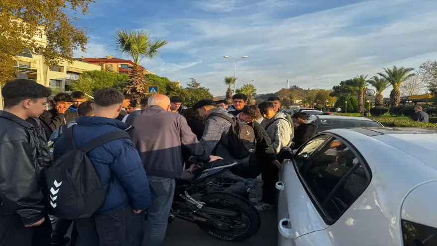 Motosiklet sürücüsü otomobile arkadan çarptı yaralandı..