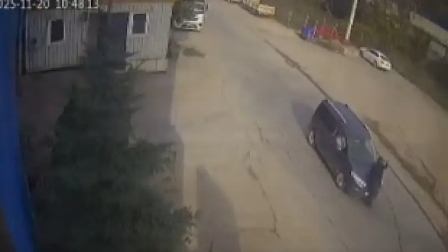 Yolun karşısına geçmek istedi araba çarptı..