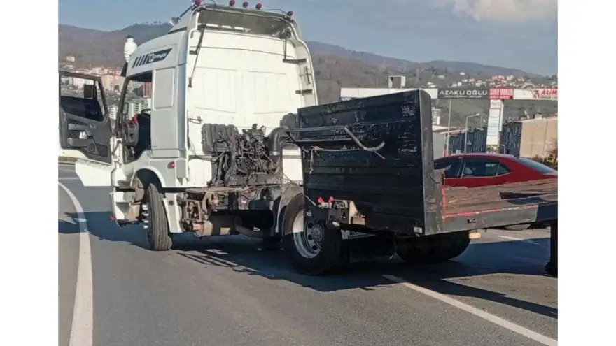 Tırın dorsesi çekiciden ayrıldı yol trafiğe kapandı..