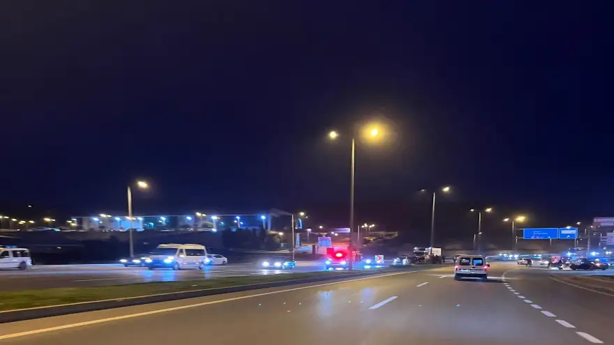 Yolun karşısına geçmek isteyen yayaya otomobil çarptı..