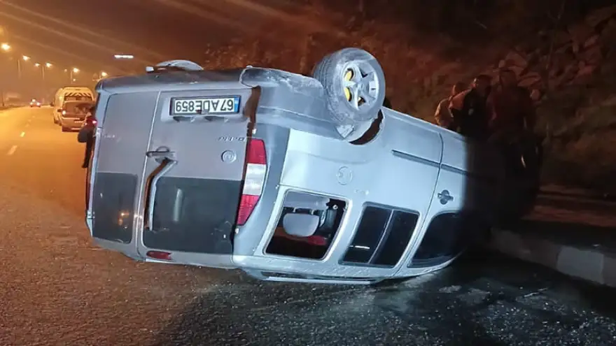 Hafif ticari kamyonet takla attı..