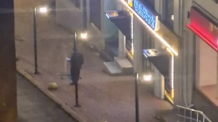 Balta ile dolaşan bir şahıs etrafa korku saçtı..