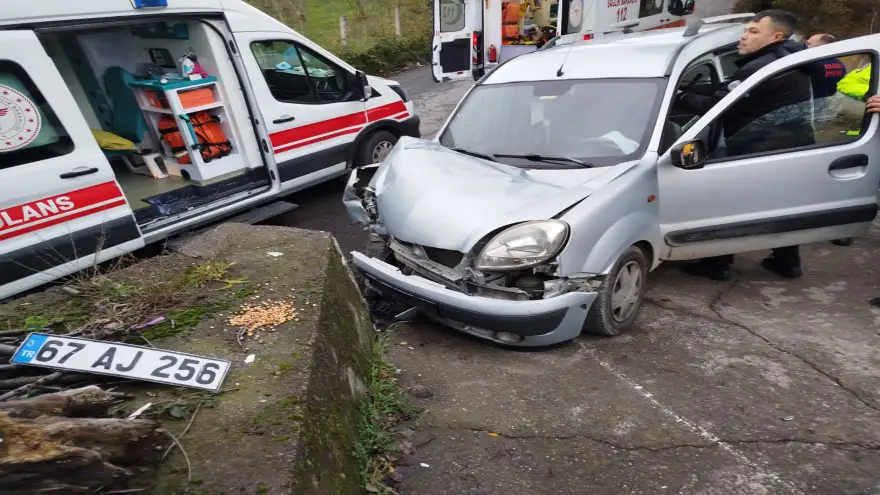 İstinat duvarına çarptı 3 yaralı...