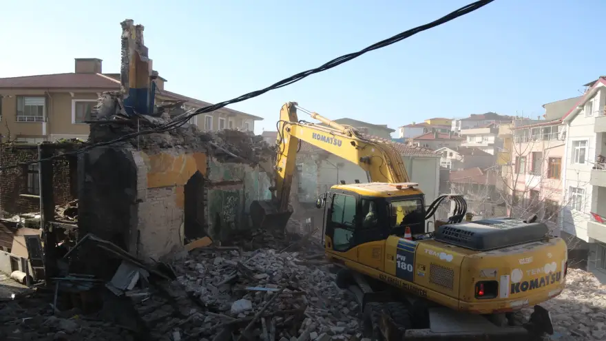 KDZ. EREĞLİ’DE TEHLİKE ARZ EDEN METRUK BİNA GÜVENLİ ŞEKİLDE YIKILDI