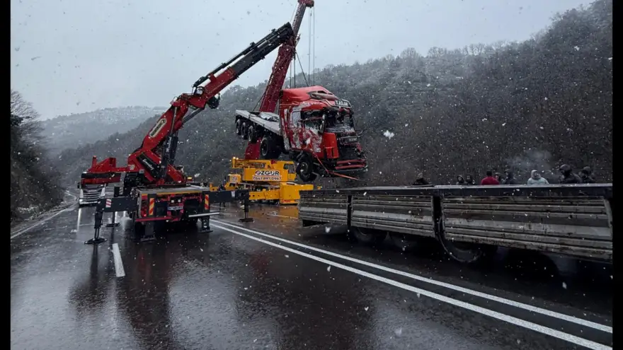 Tır yaklaşık 25 metreden uçuruma yuvarlandı..