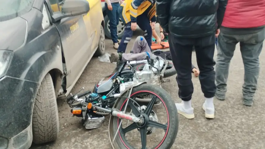 Motosiklet otomobille çarpıştı..