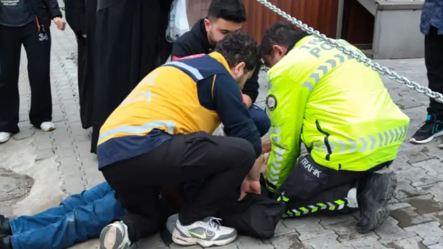 Yolda Yığıldı, Trafik Polisleri Anında Müdahale Etti