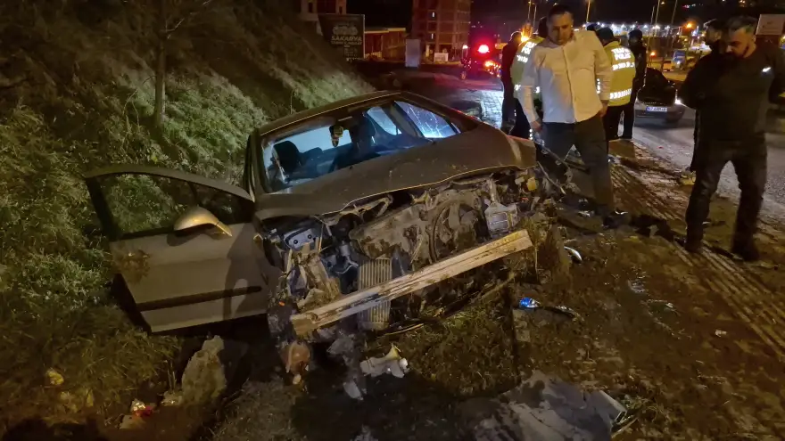 Refüjü aşarak su kanalına uçtu: 5 Yaralı