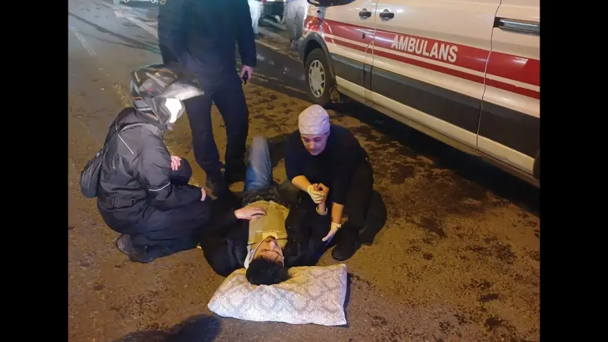 Motosiklet İki Otomobile Çarptı, 2 Yaralı