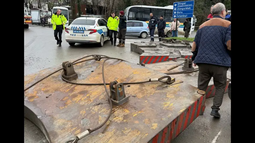 Tonlarca Ağırlıktaki Demir Blok Yola Savruldu