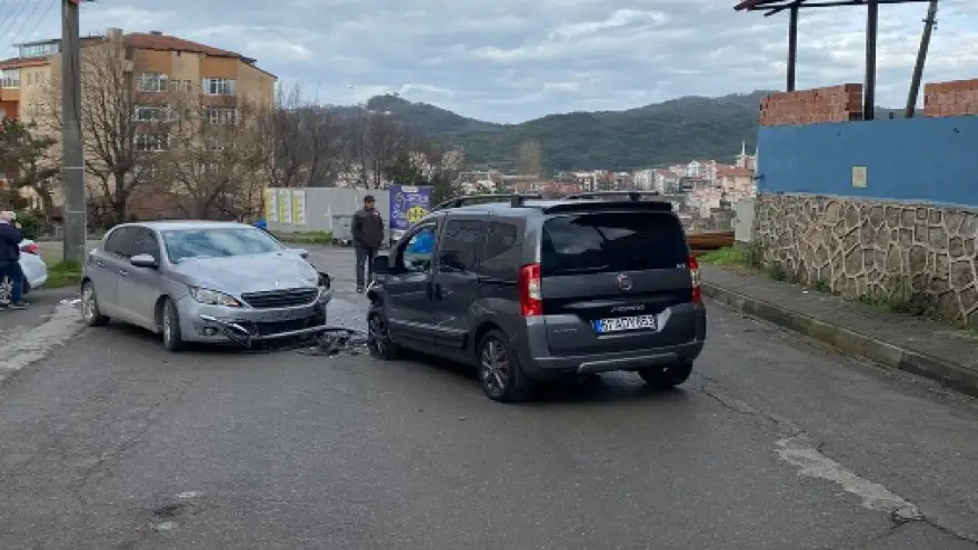 İki araç kafa kafaya çarpıştı: 2 yaralı