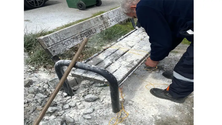 Belediye Bankına Un ve Yumurta Döktüler: Paylaşım Tepki Yağmuruna Tutuldu