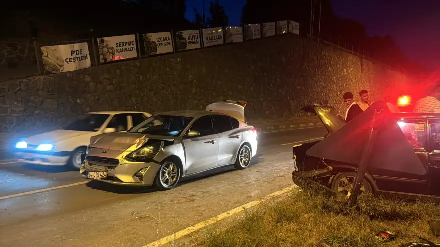 Çarpışmanın Şiddetiyle 100 Metre Sürüklendi! Araç Refüjde Durabildi
