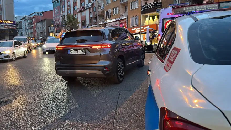 Kavşakta çarpışma! Motosikletteki 2 kişi yaralandı
