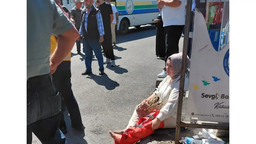 El Freni Çekilmeyen Otomobil Duraktaki Yayalara Daldı: 5 Yaralı