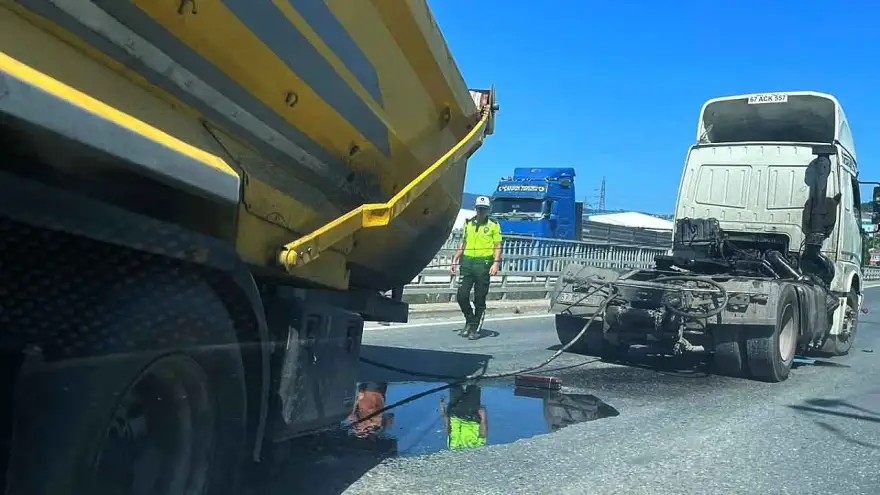 TIR’ın Dorsesi Köprüde Ayrıldı, Trafik Kilitlendi