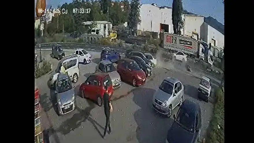 Otomobil 5 Araca Çarptı, 3 Kişi Yaralandı