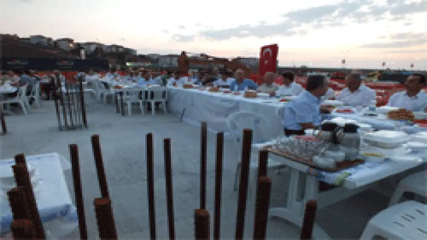 CAMİ İNŞAATINDA İFTAR