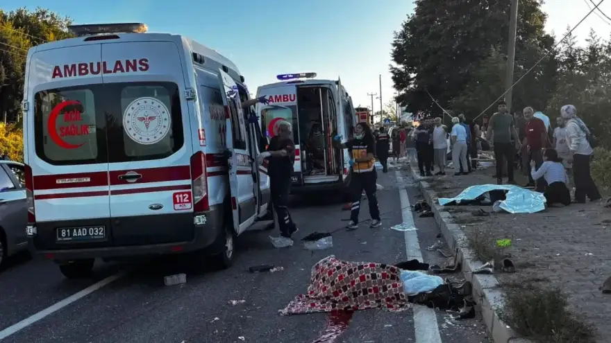 Akçakoca-Alaplı Yolunda Feci Kaza: TIR Aracı Ezdi, 4 Ölü, 8 Yaralı