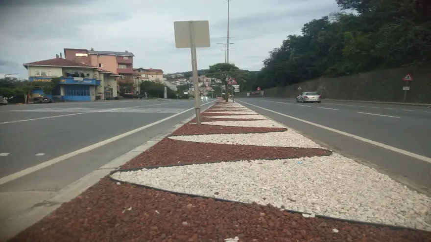 Gülüç'te Otları Biçmek Zor Geldi, Refüj Taşlandı!..