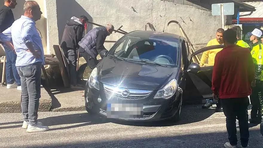 El frenini çekmedi… Otomobil kaldırıma durabildi…