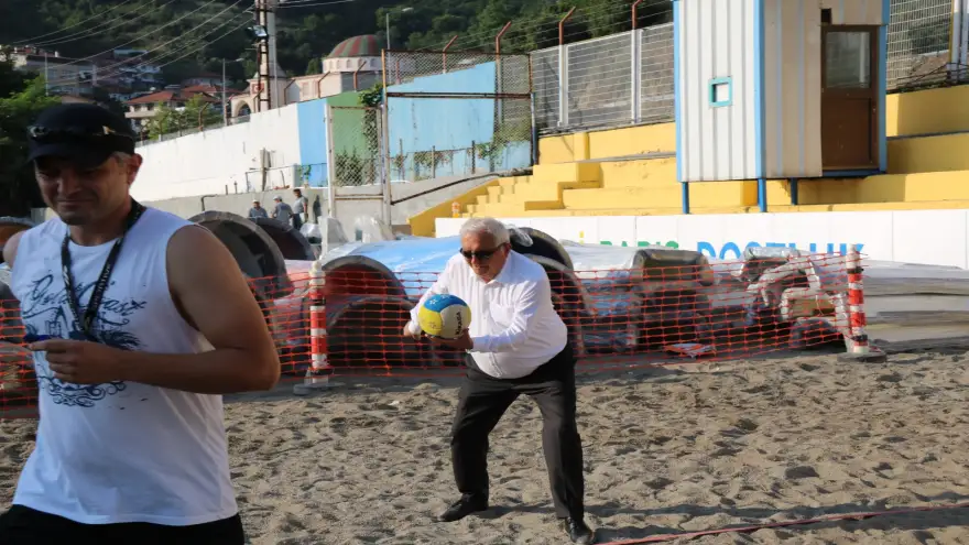 Barış plajı’nda kum ve deniz voleybolu start aldı