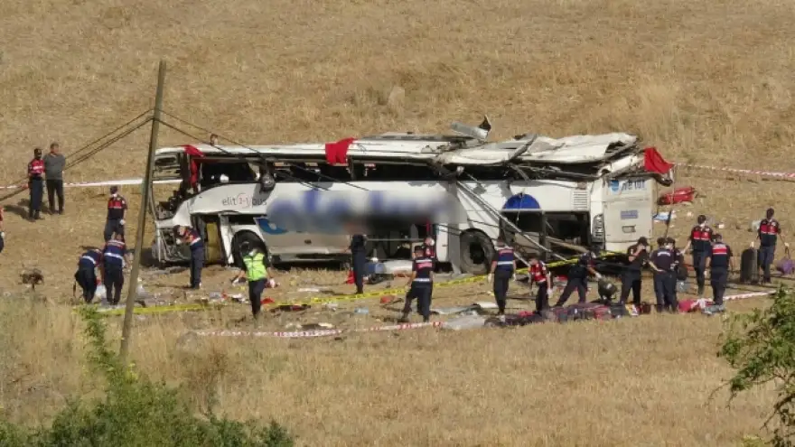 Zonguldak-İzmir seferini yapan otobüs takla attı
