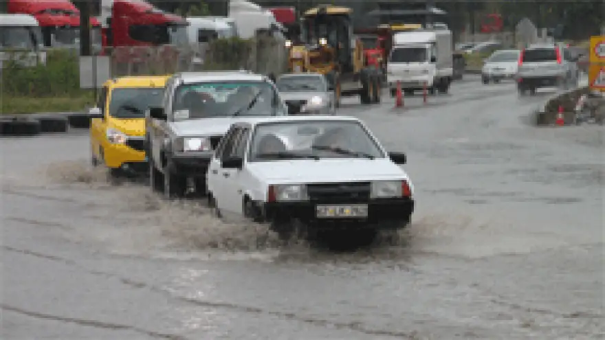 SAĞANAK YAĞMUR İLÇEYİ GÖLE ÇEVİRDİ