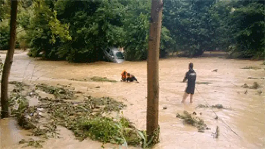 SELE KAPILAN OTOMOBİL SÜRÜCÜSÜNÜ İTFAİYE KURTARDI