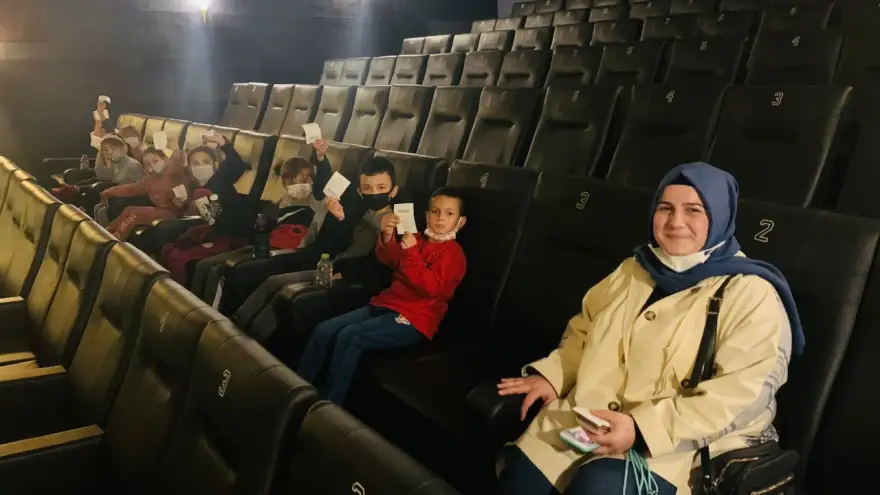 Sinemaya gitmemiş, 9 öğrenci sinema filmi izleme keyfi yaşadı