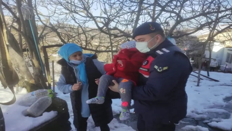 Küçük kızın yardımına Jandarma koştu