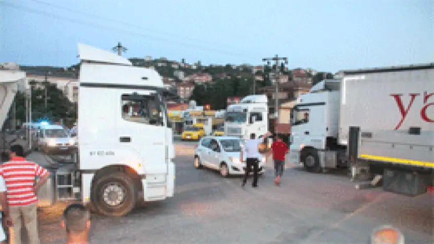 TRAFİK KİLİTLENDİ