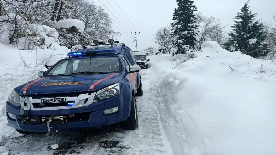UMKE ekipleri, iki hastaya karlı yolları aşarak ulaştı
