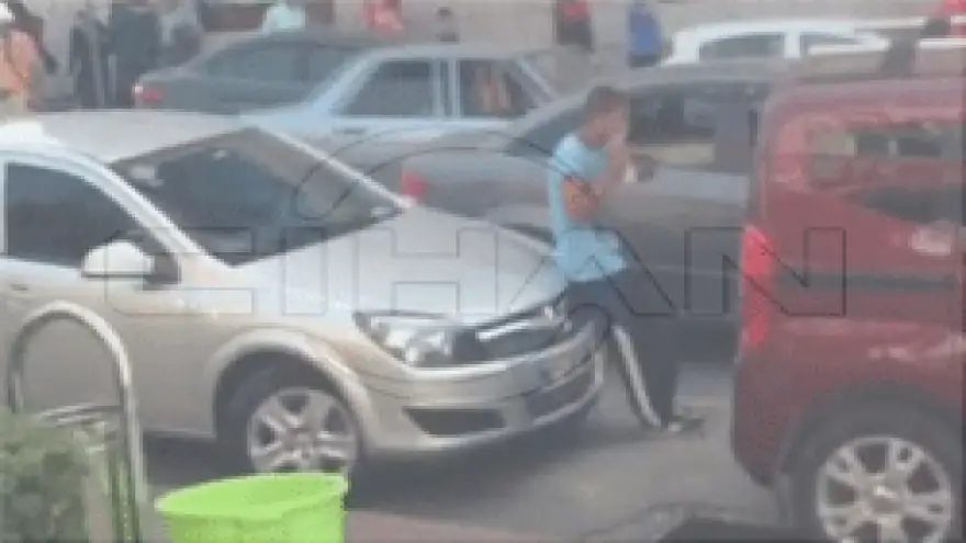 KENDİSİNE BAKANLARA TEPKİ GÖSTERDİ