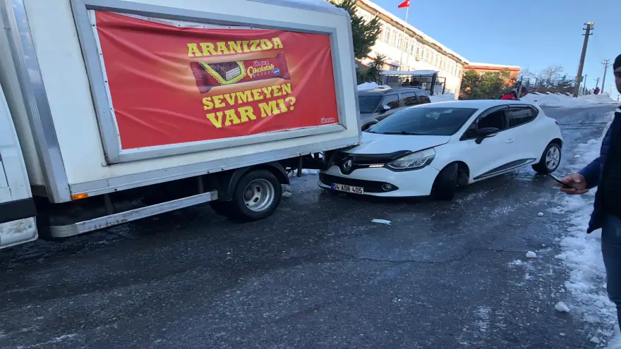 Otomobil kaymonetin altına girdi