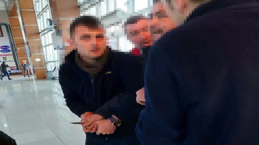 Banko görevlisine bıçak ile saldırdı