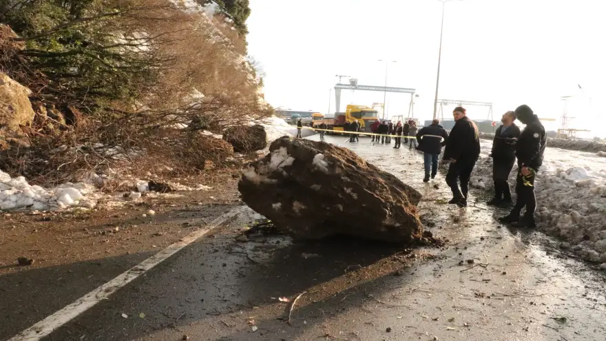Kaya parçaları yola devrildi...