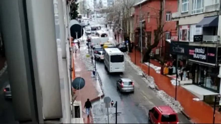 Yola atılan kar kütlesi otomobilin yolda kalmasına neden oldu..