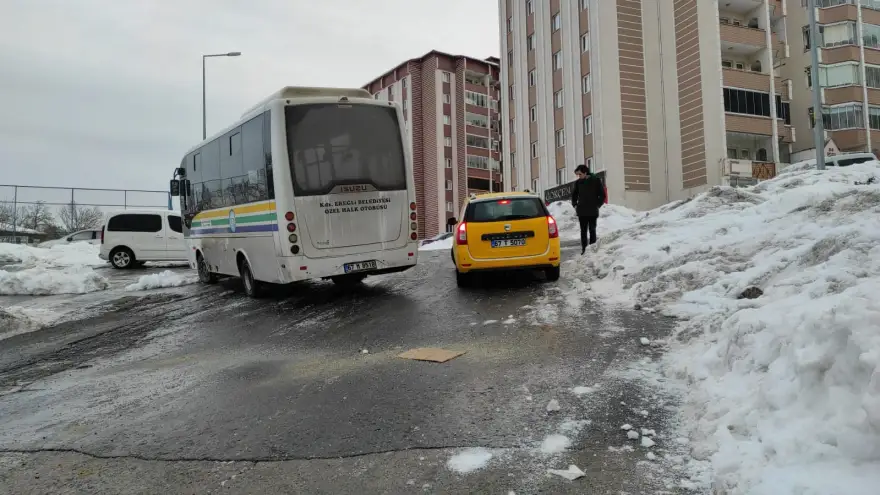 Otobüs buzlu yolda yan kaydı...